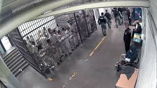 Inmates in Chicago clap for accused cop killer in jail [upl. by Nitaj]